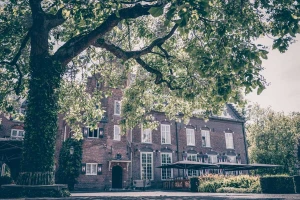 Entree Kasteel Maurick en terras