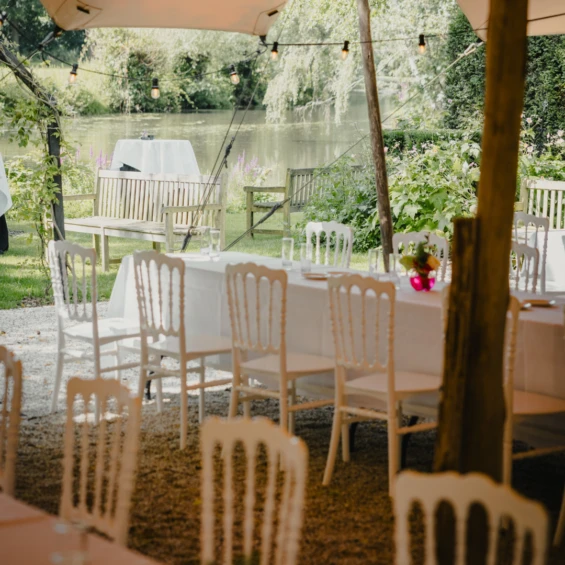 tafels onder een tent