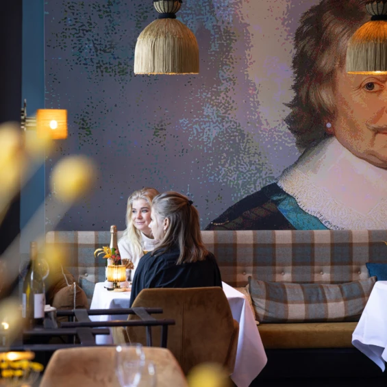 2 vrouwen aan een tafel