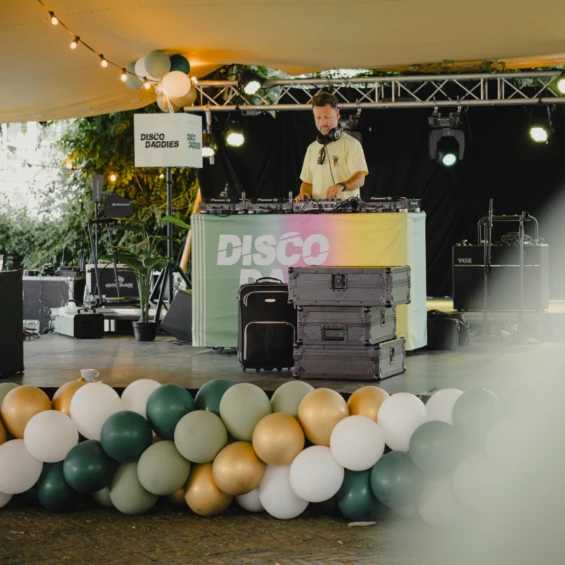 dj achter dj booth