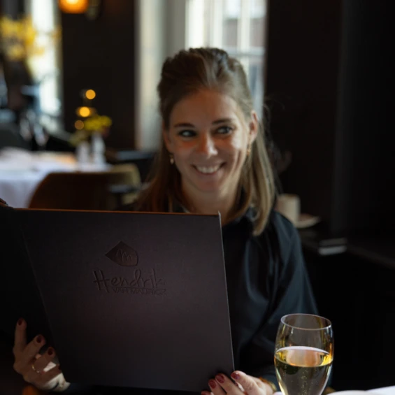 Vrouw die in de menukaart kijkt