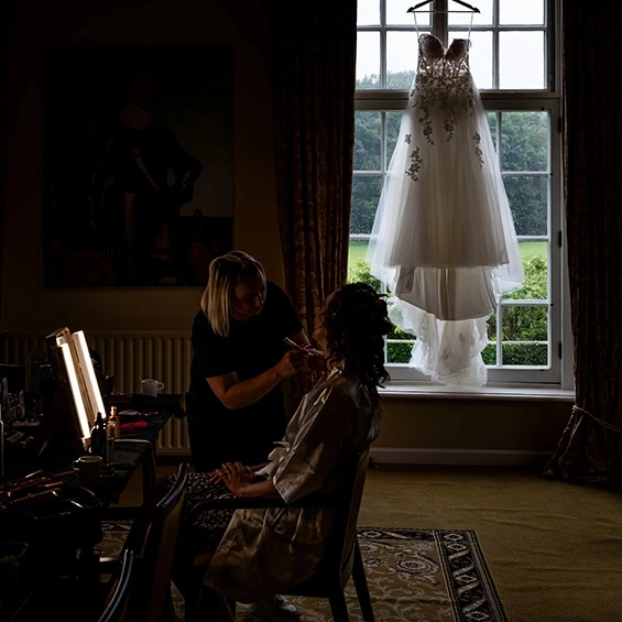 Bruid wordt opgemaakt
