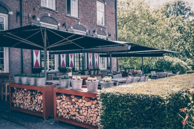 Kasteel Maurick terras zijkant