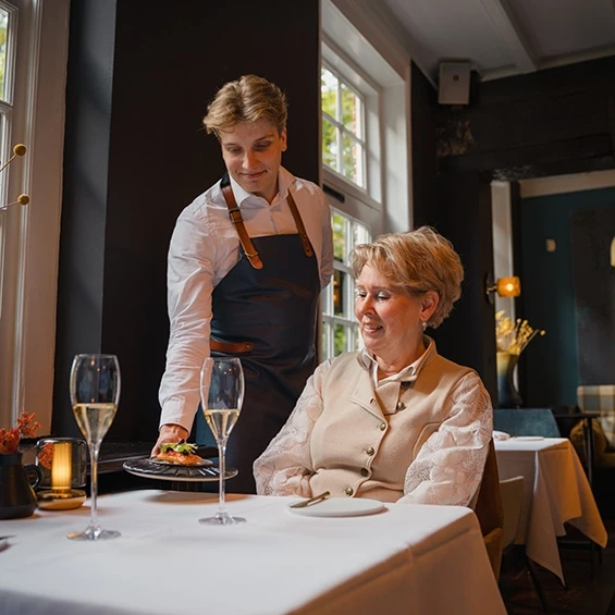 luxe wijnen uit eten vrouw