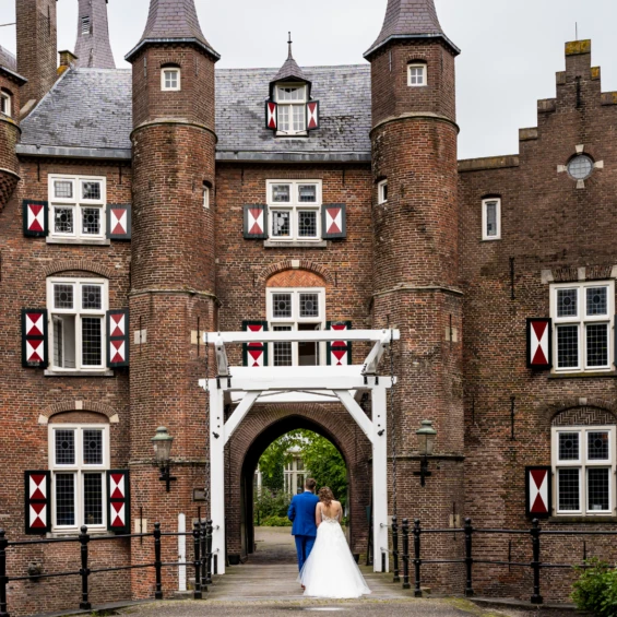 Koppel loopt kasteel maurick binnen