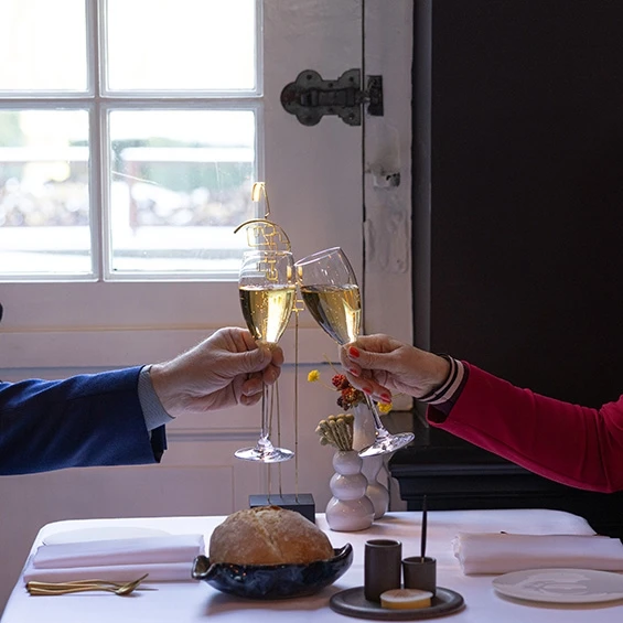 Liefdesdrankjes koppel toasten