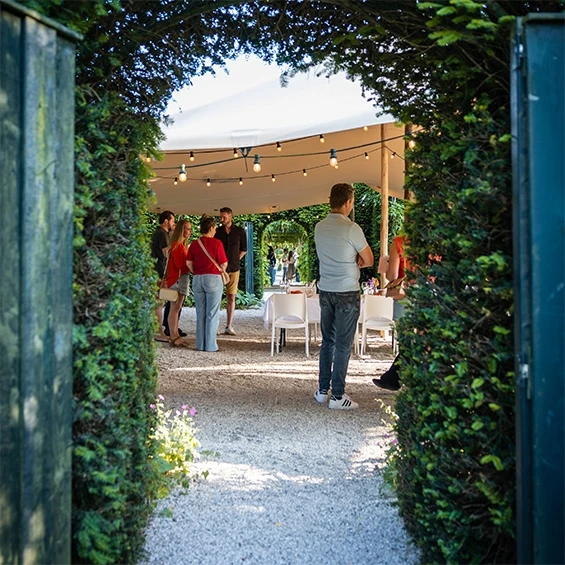 Trouwfeest in kasteeltuin