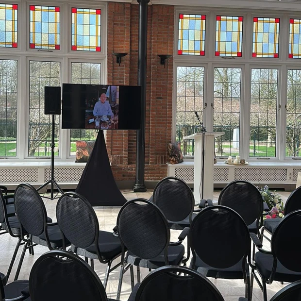 Sfeervol gedekte tafel voor een condoleance in de Serre van Kasteel Maurick