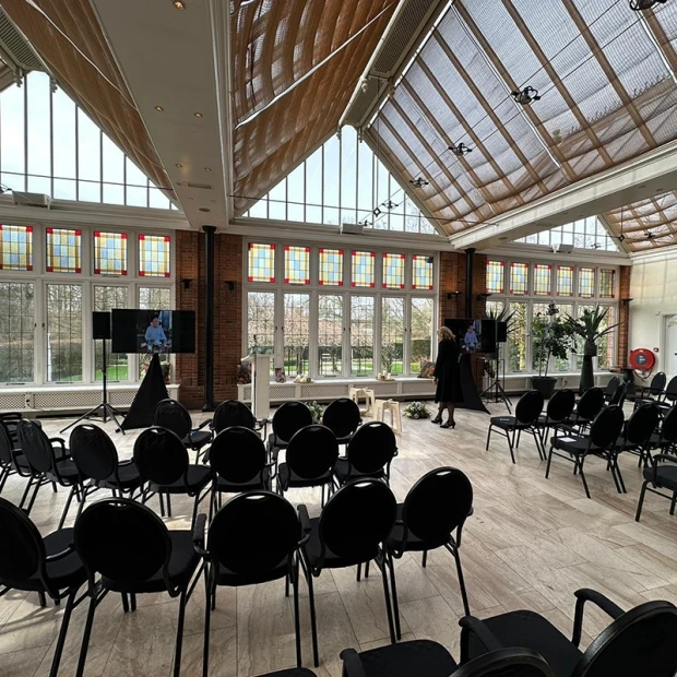 De Orangerie van Kasteel Maurick met opstelling voor een afscheidsdienst