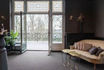 De haardkamer met erker van Kasteel Maurick, geschikt als familiekamer