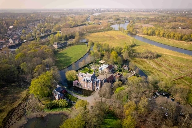 De entree en parkeerplaatsen van Kasteel Maurick, direct bij de A2