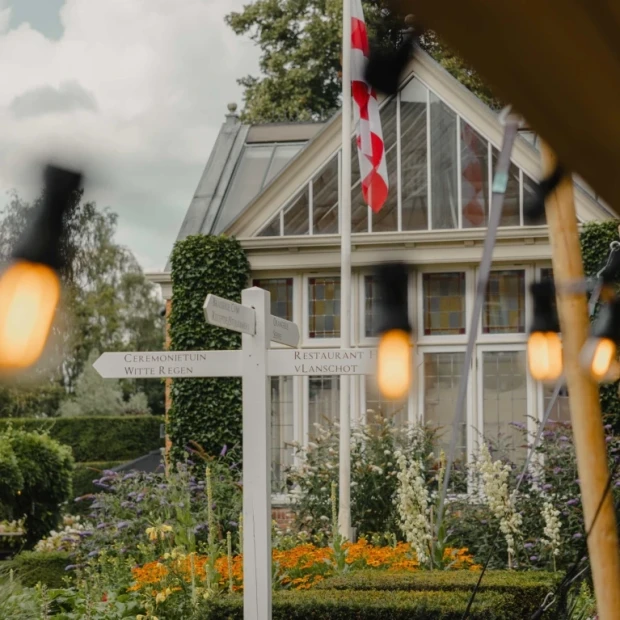 De Orangerie van Kasteel Maurick met opstelling voor een grote bijeenkomst