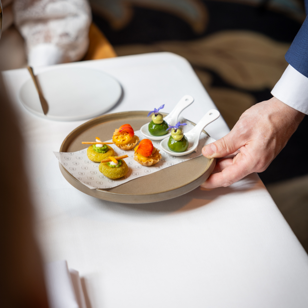 Gerecht wordt op tafel gezet