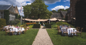 kasteeltuin met tafels in feestelijke setting